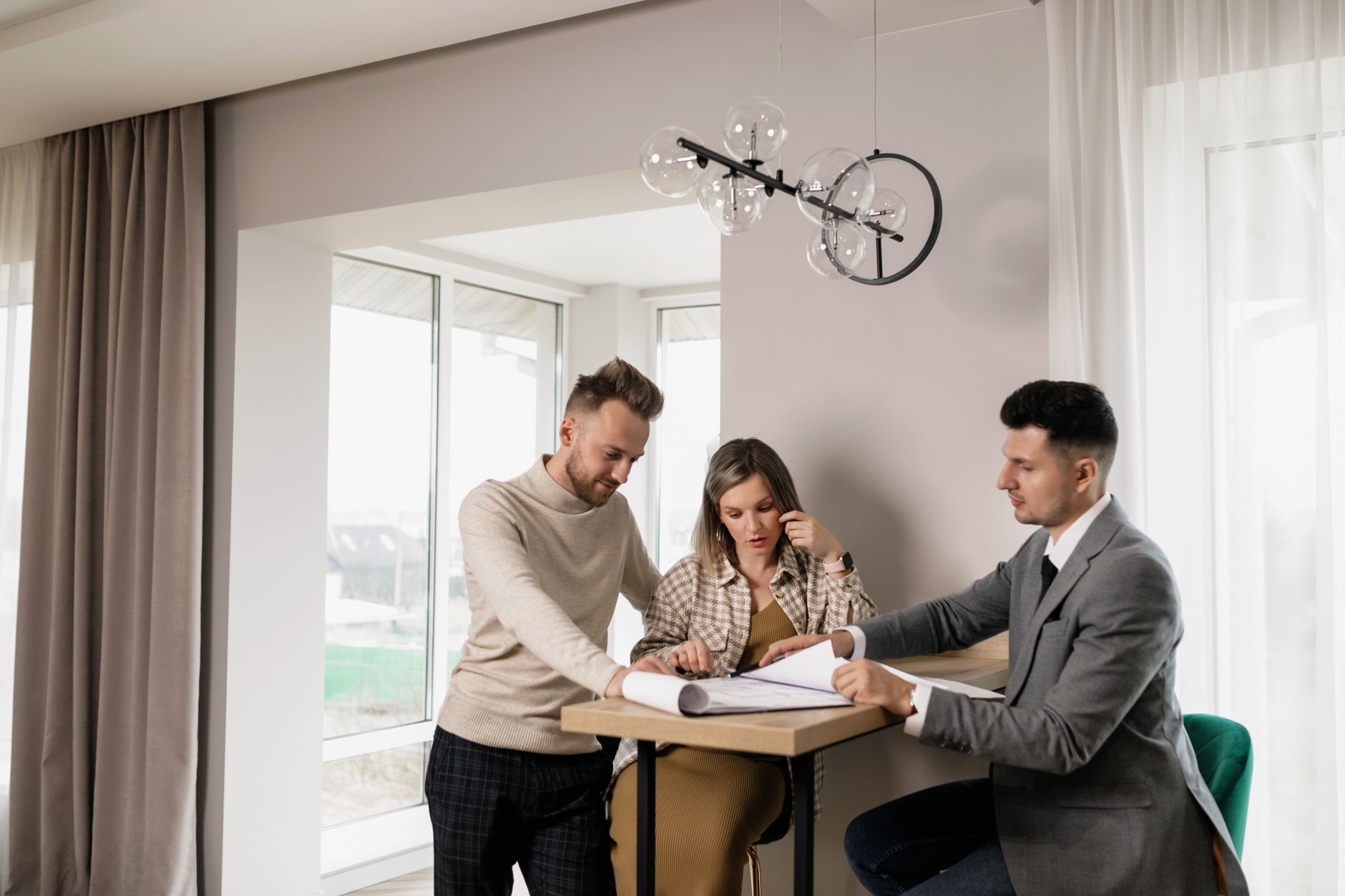 Ilustracja: Jak przygotować umowę sprzedaży: A Practical Property C Jak przygotować umowę sprzedaży: A Practical Property Contract Guide - zdjecie w tresci